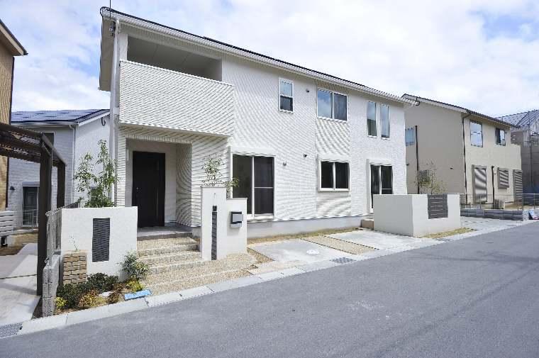 Building plan example (exterior photos). Beauty and openness of the landscape [All houses open outside the structure]  Exterior of each dwelling unit is, Adopted the open-minded open outside the structure with no outer wall. Enhance the sense of openness of the entire cityscape, Will produce a pleasant bright atmosphere is the whole city. 