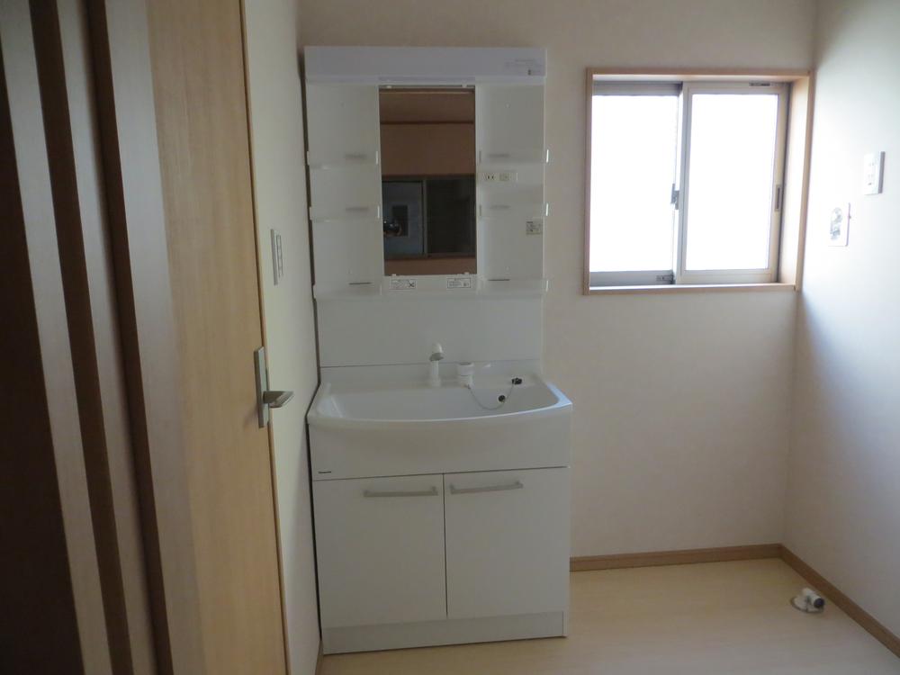 Wash basin, toilet. Vanity with excellent storage capacity and functionality