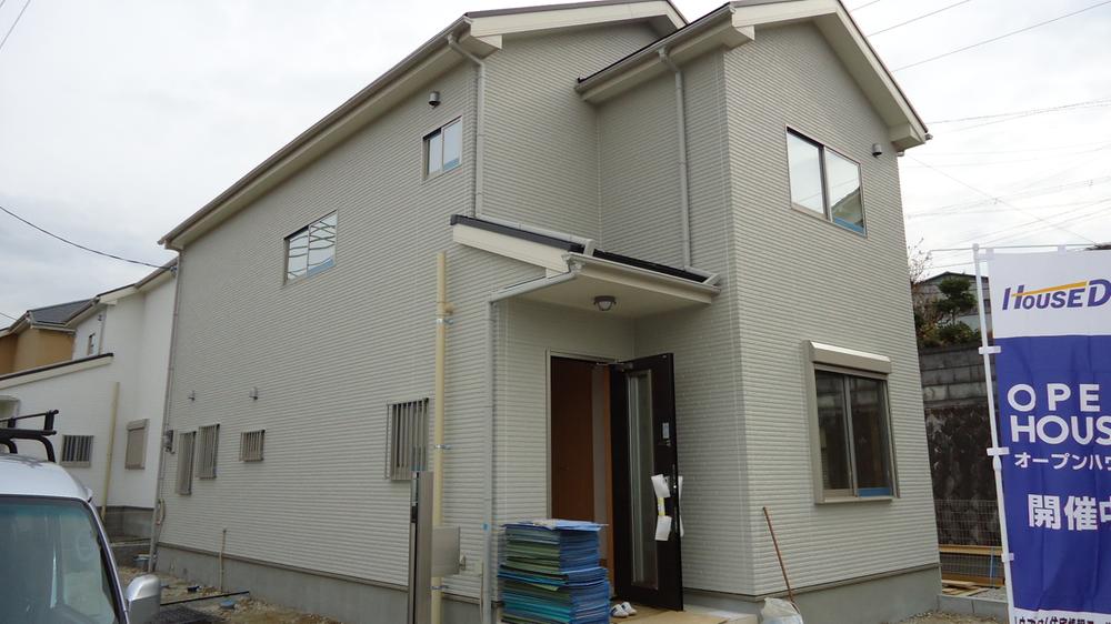 Local appearance photo. Parking in a wide place three Allowed