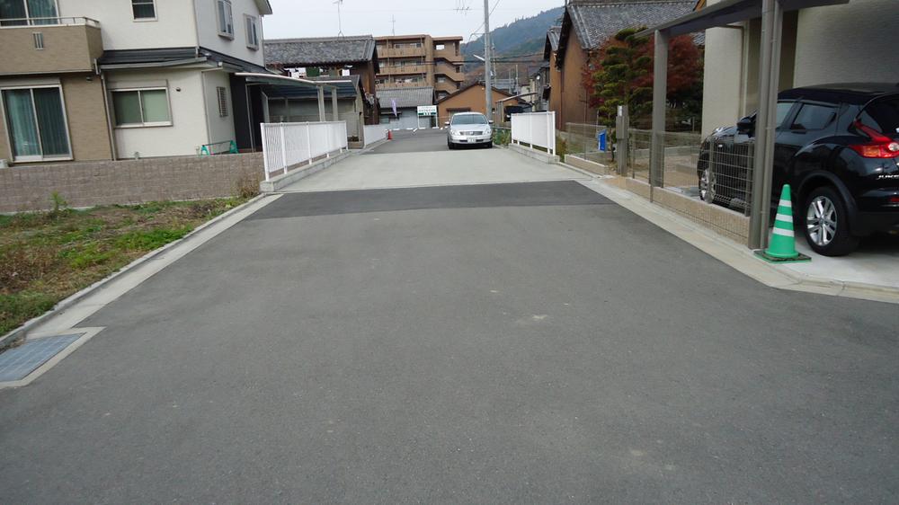 Local photos, including front road. You can widely spacious and parking is front road