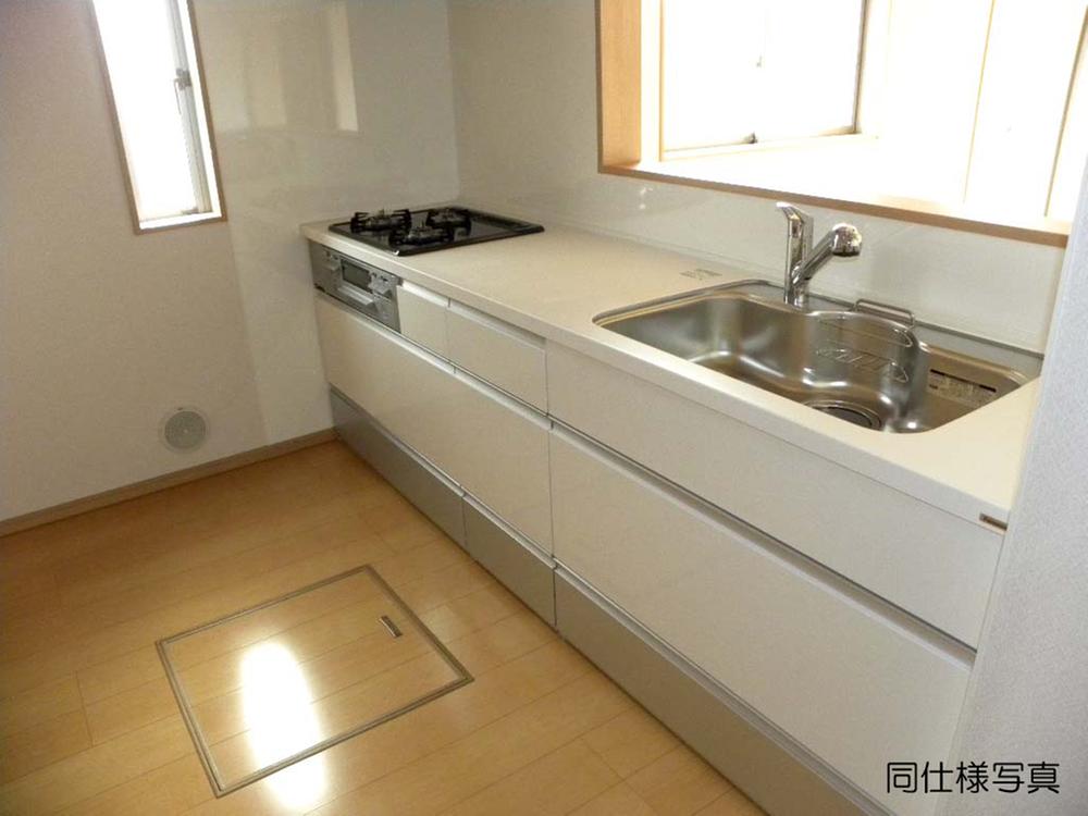 Same specifications photo (kitchen). ■ Faucet is a system kitchen with an integrated water purifier ■