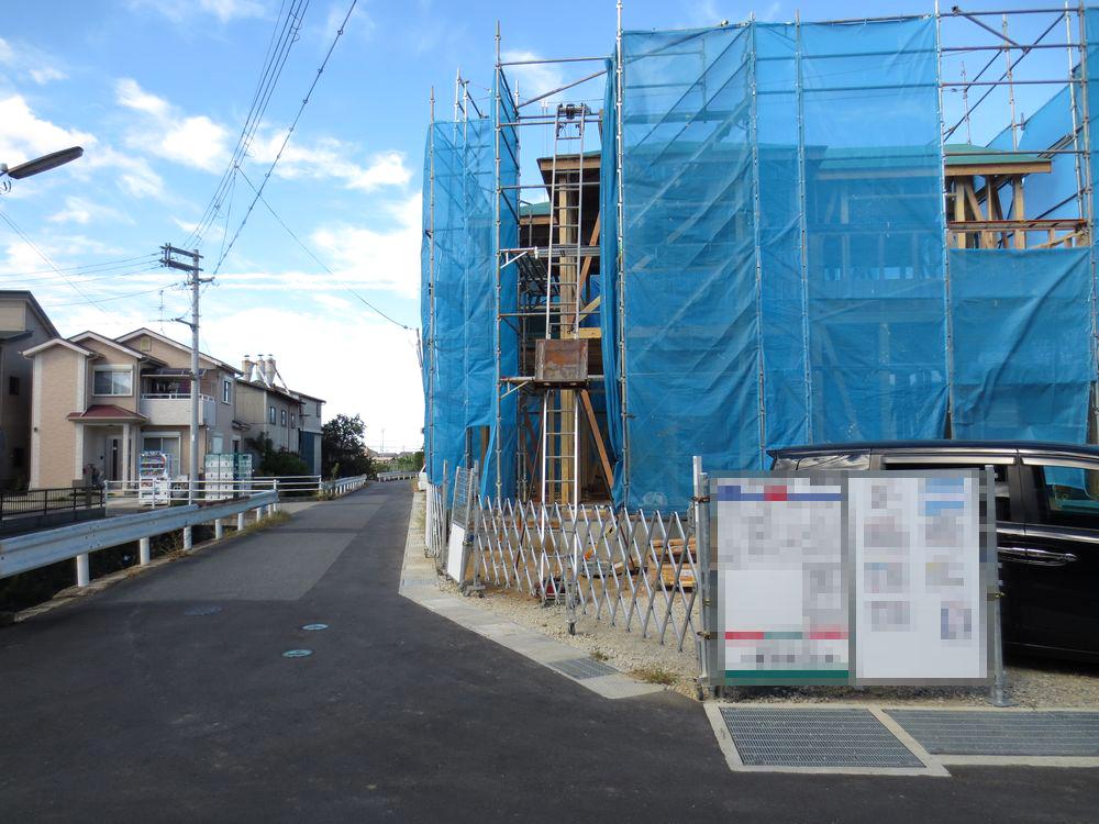 Local photos, including front road. ■ Southwest is a two-way corner lot (No. 3 locations) ■