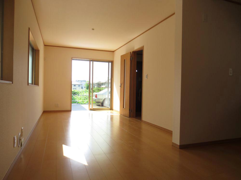 Living.  ■ The windows of the room so you do not have to worry about condensation Because you are using a pair of glass (1 Building Living) ■ 