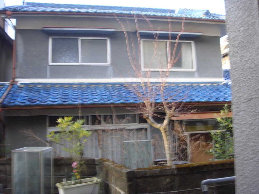 Local appearance photo. It is a photograph from the local appearance photo front.