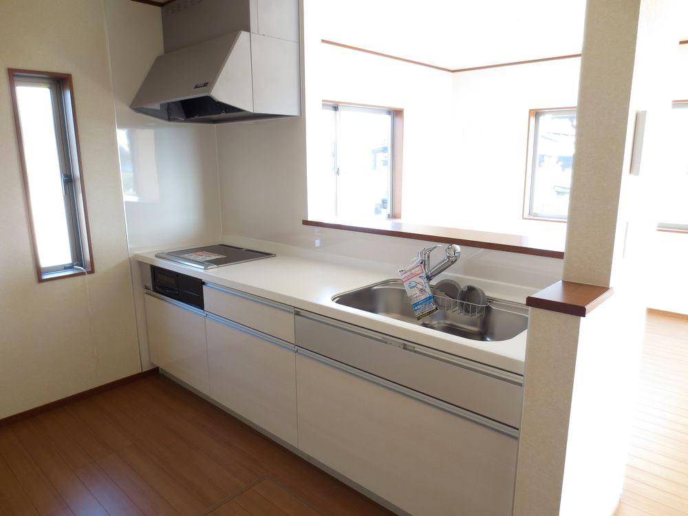 Kitchen. ■ This is a system kitchen with water purifier ■