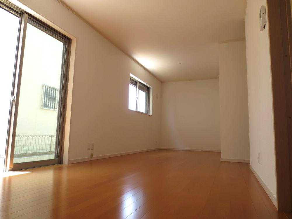 Living. ■ The window of the living room does not have to worry about condensation in the LOW-e pair glass use ■