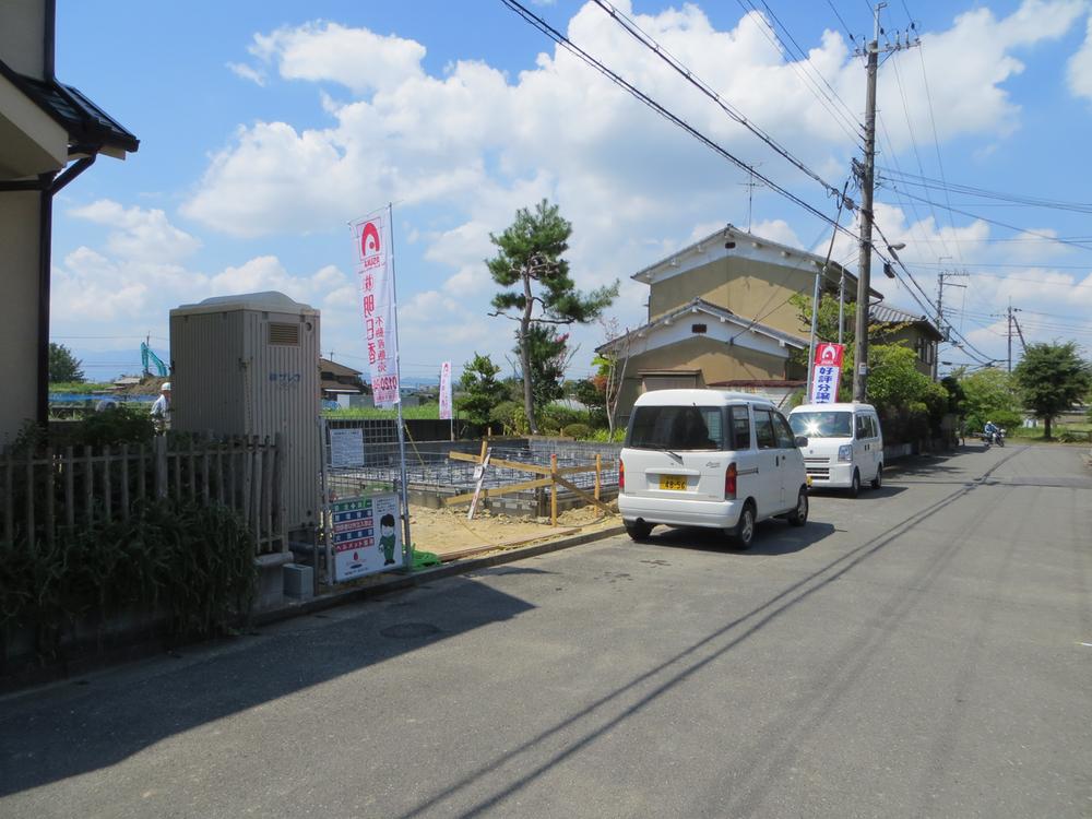 Local photos, including front road. Before the road is wide car and the breeze over
