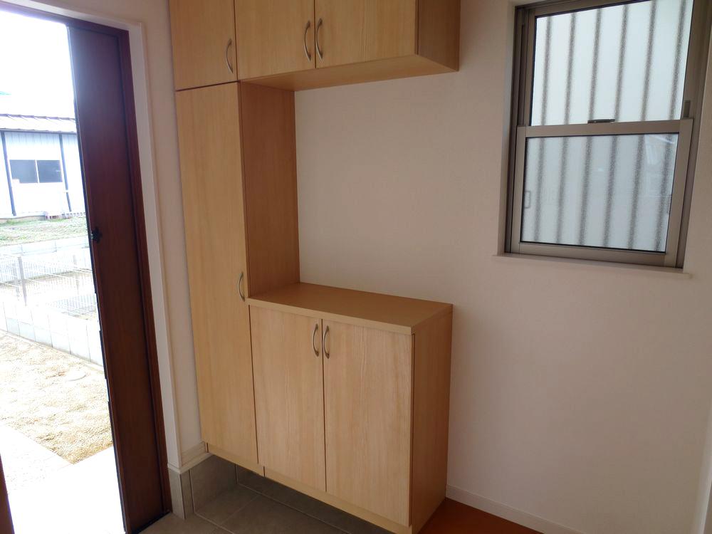 Entrance. ■ It is with all building cupboard (No. 3 place shoebox photos) ■