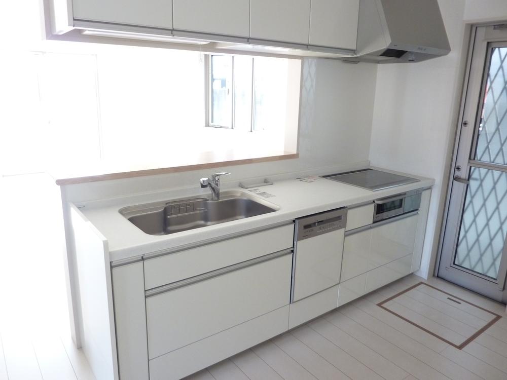 Same specifications photo (kitchen). Indoor (January 2012) shooting