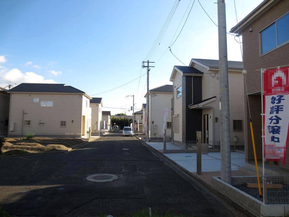 Local photos, including front road.  ■ Located on the front road spacious 6.7m!  ■ 