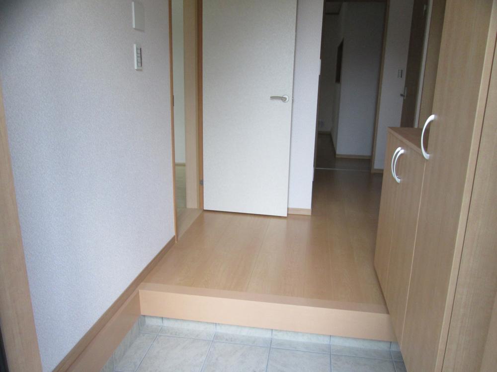 Entrance. With shoes closet