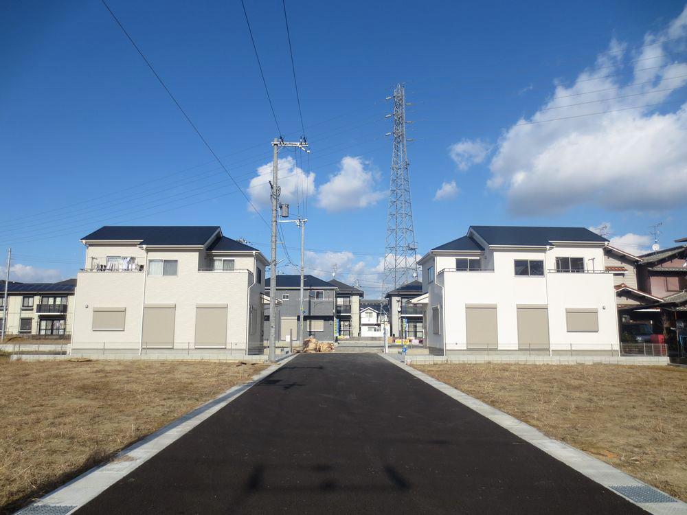 Local photos, including front road.  ■ It is a quiet residential area ■ 