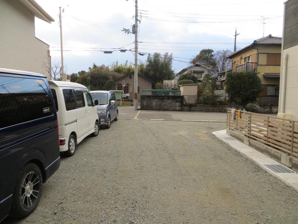 Local photos, including front road. Located on the front road 6m