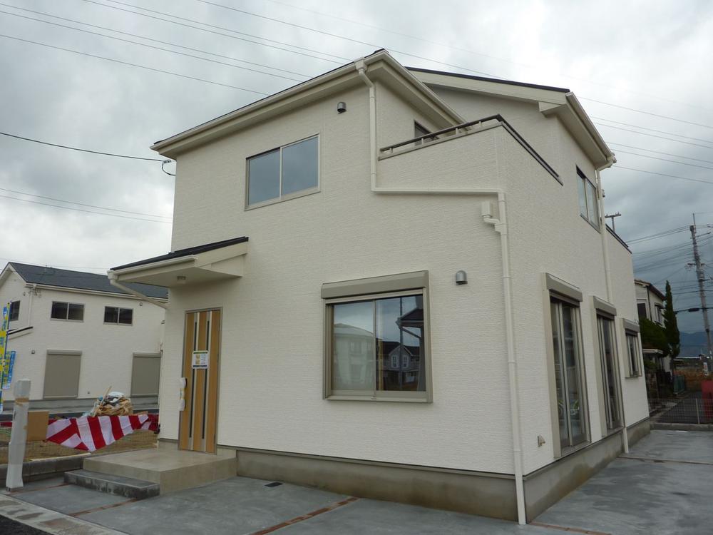 Local appearance photo. Local (12 May 2013) Shooting