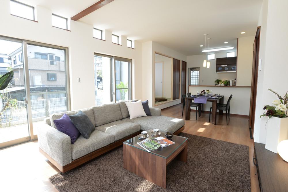 First floor LDK to nurture family ties. It attracts nature and family to widely cozy first floor. Also, There are also high airy ceilings. Indoor (February 2013) Shooting. First floor LDK to nurture family ties. It attracts nature and family to widely cozy first floor. Also, There are also high airy ceilings.