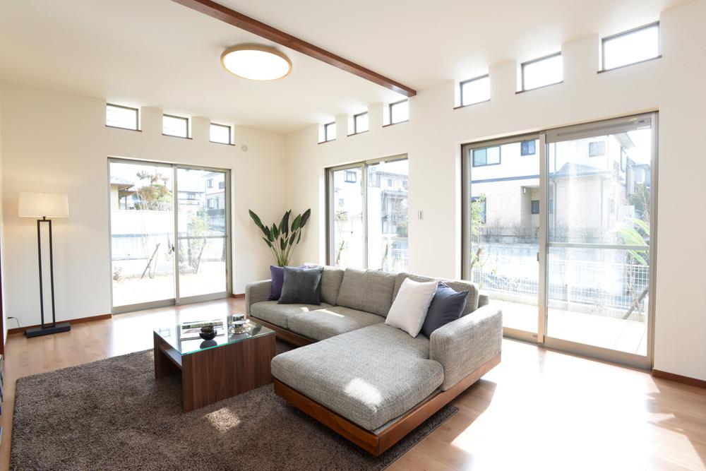 Bright living room even if there is no light in the daytime in the sun from the south. Place a lot of windows have to produce a spread of space. Indoor (February 2013) Shooting. Bright living room even if there is no light in the daytime in the sun from the south. Place a lot of windows have to produce a spread of space.