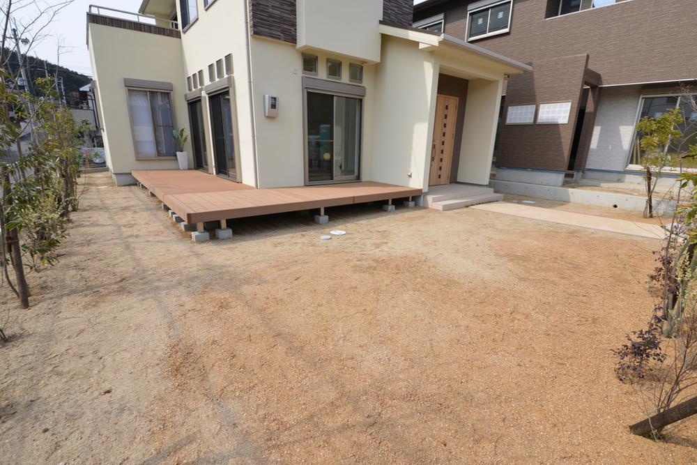 Garden. Because it is a site of 98 square meters we can offer the garden and spacious. Enjoy a nice garden life together with your children. Local (February 2013) Shooting