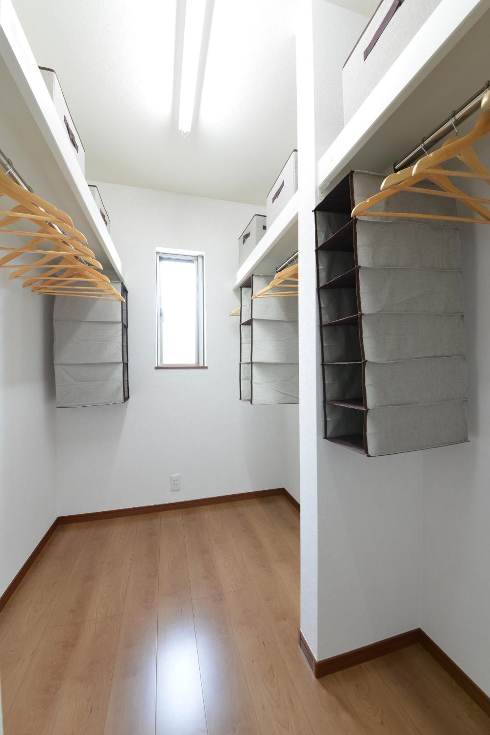 Receipt. Walk-in closet that leads to the main bedroom. You can use it as a fitting room in a breadth of 3 quires. Indoor (February 2013) Shooting