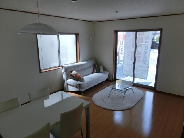 Same specifications photos (living). Comfortable shoes Rigel spacious living