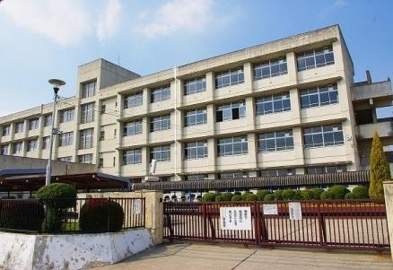 Junior high school. Tenri until City West Junior High School 638m