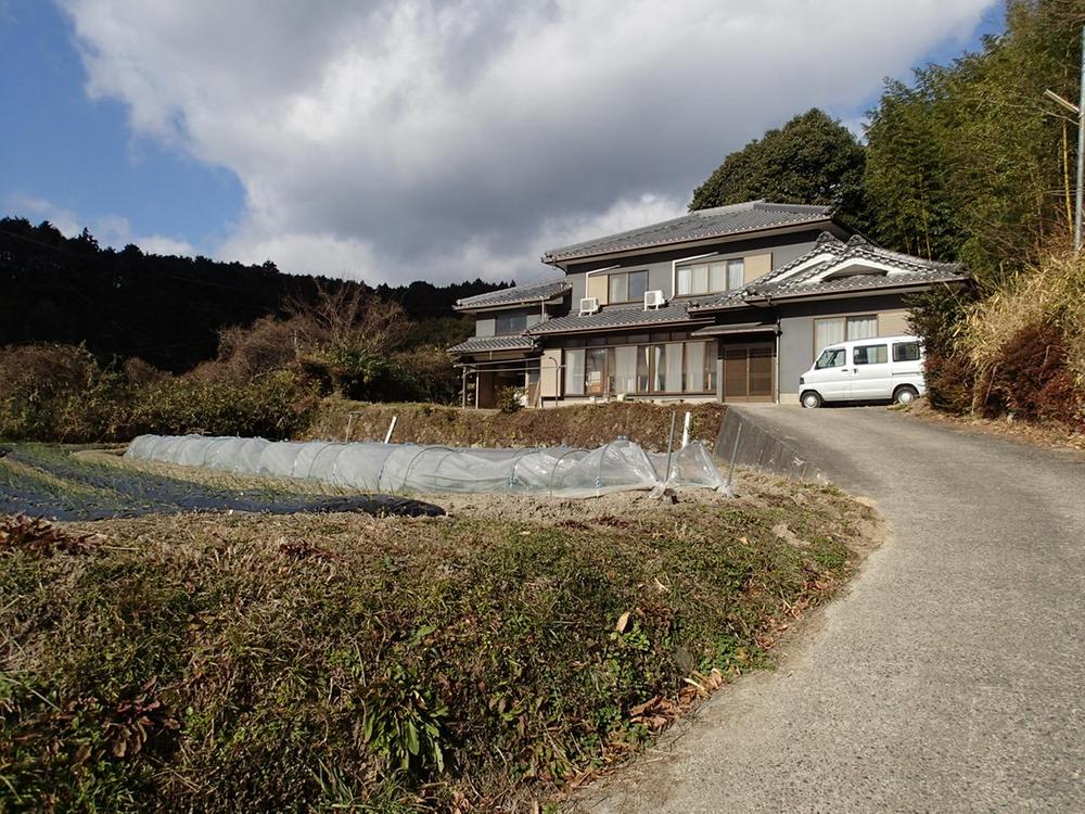 Local appearance photo. Local (02 May 2013) Shooting