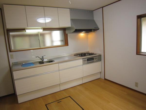 Kitchen. New is a system Kitchen