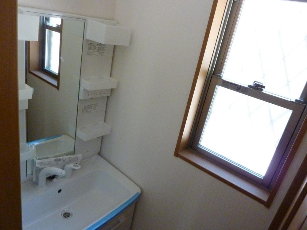 Wash basin, toilet. Local (10 May 2013) Shooting