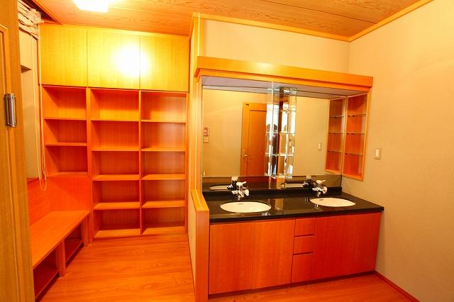 Wash basin, toilet. Indoor (12 May 2012) shooting