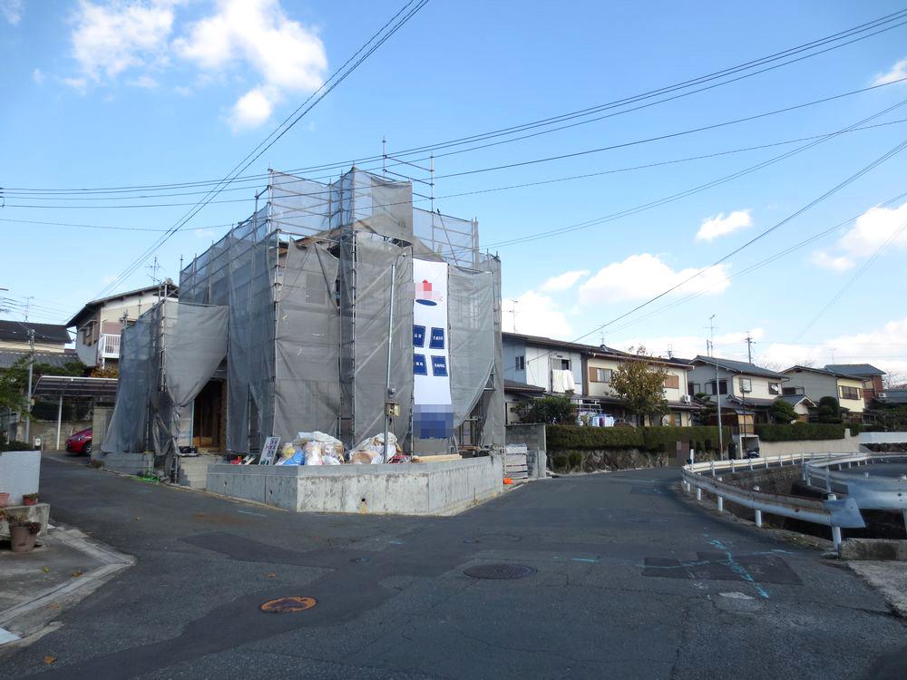 Local photos, including front road. ■ It is a quiet residential area ■