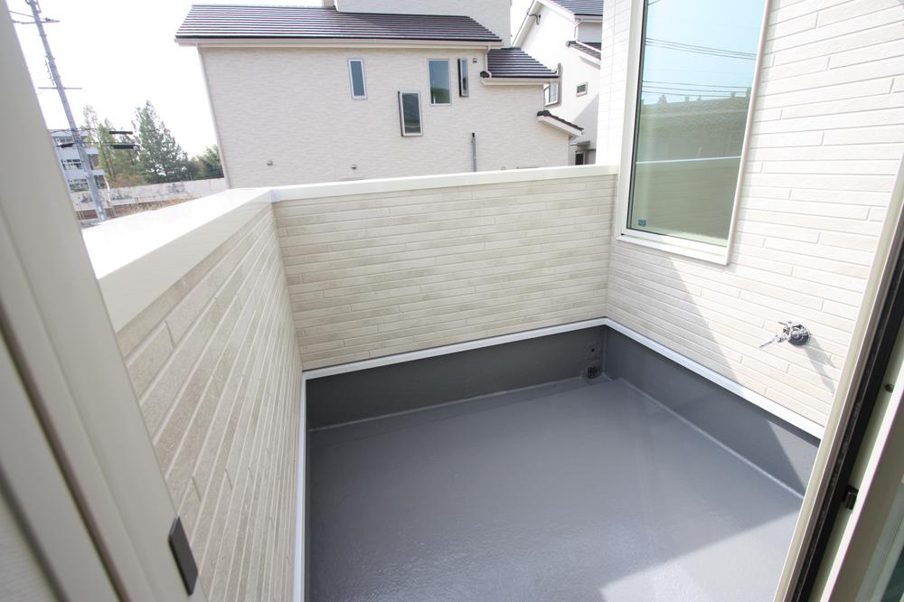 Balcony. You Jose plenty of laundry! 