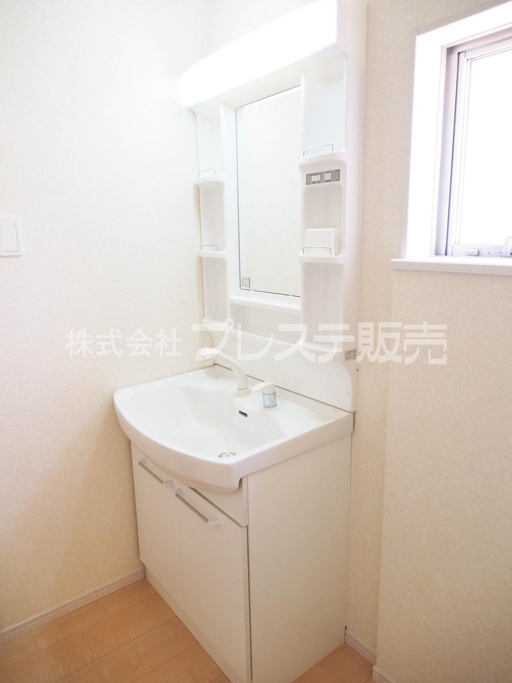 Wash basin, toilet. Local photos (basin)