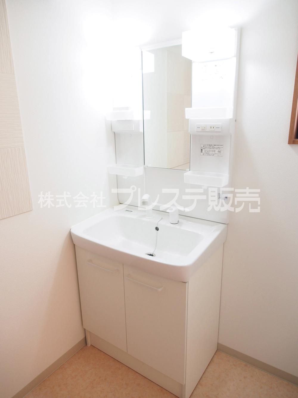 Wash basin, toilet. Local photos (basin)