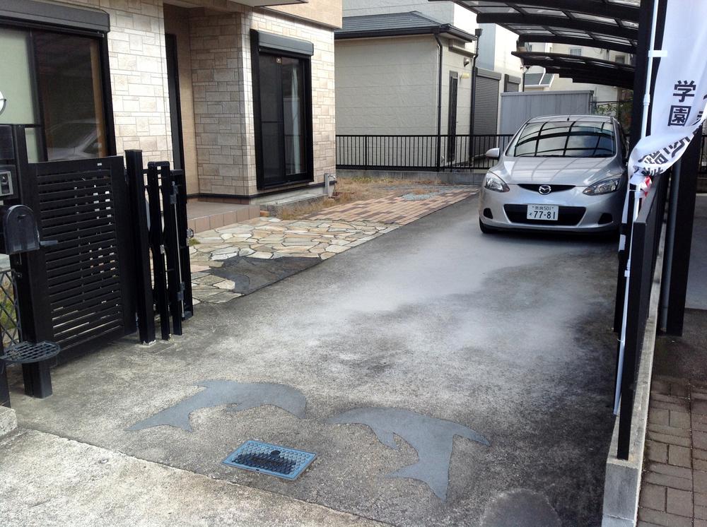 Parking lot. There are two cars carport!