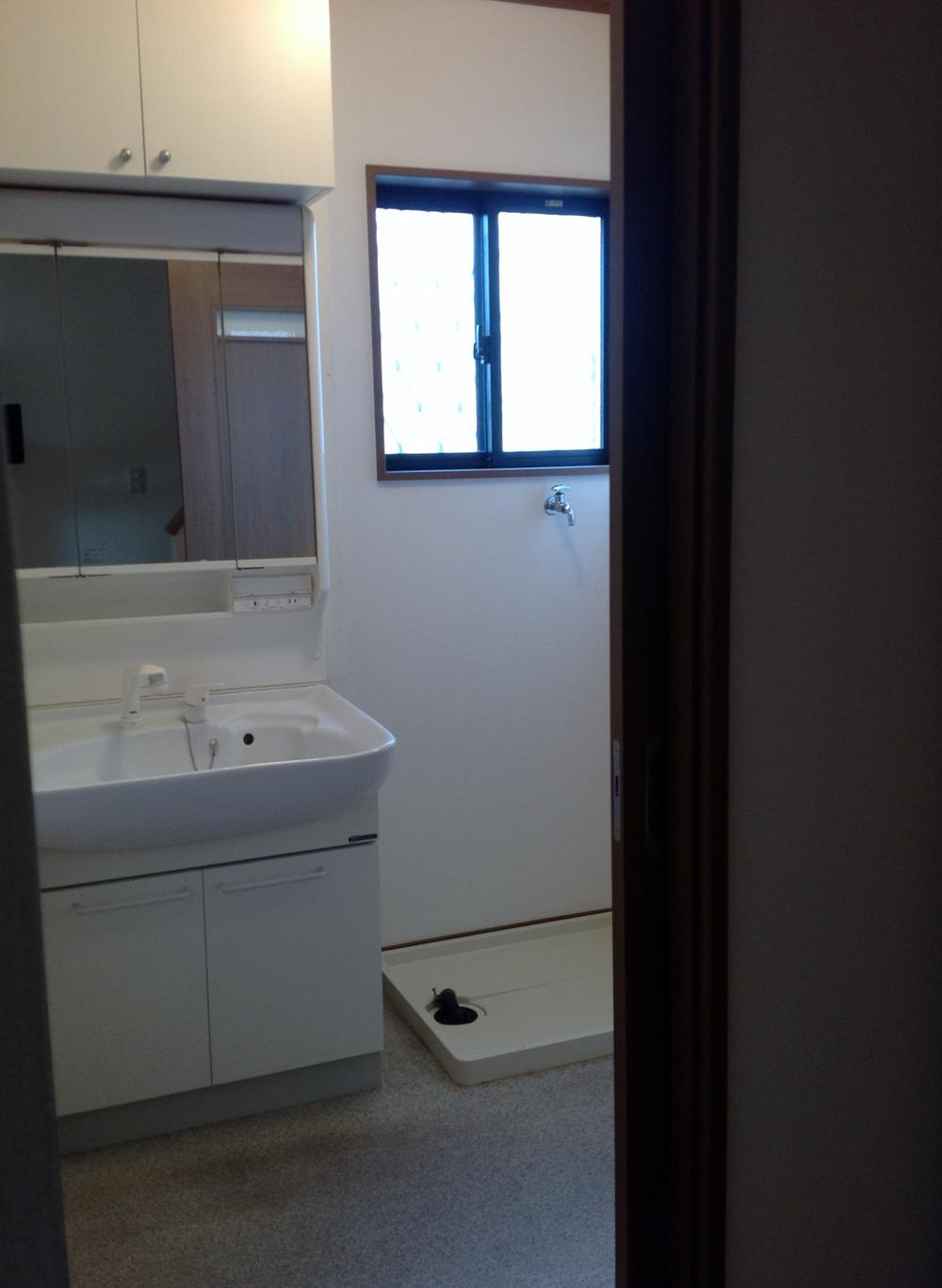 Wash basin, toilet. Wash basin!