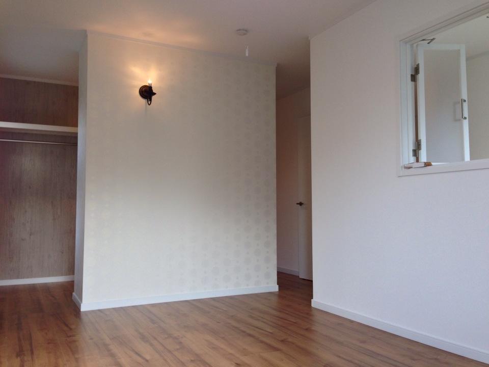 Non-living room. The main bedroom per day is also good! 