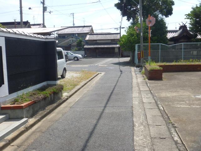 Local photos, including front road. It does not have any feeling of pressure around