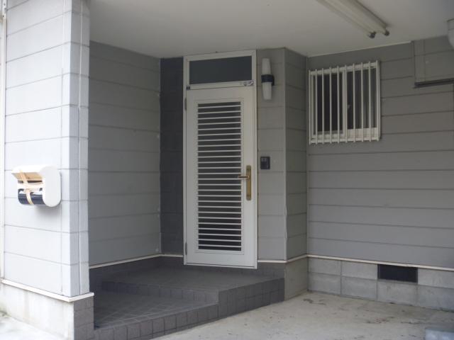 Local appearance photo. Bright entrance