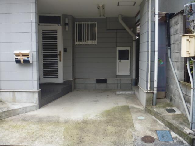 Local appearance photo. One car is available parking