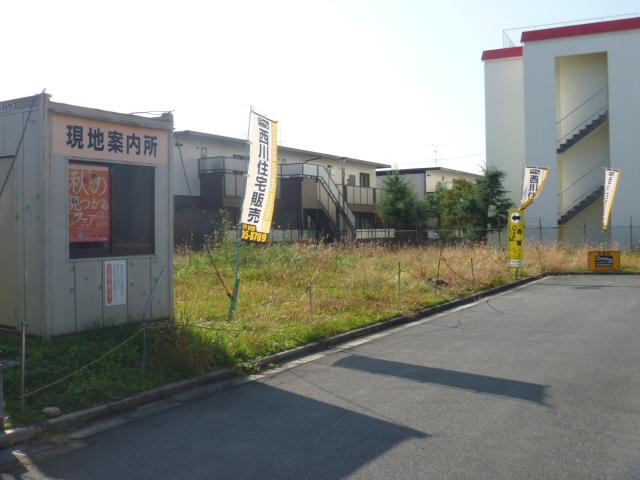 Local photos, including front road. Before the road is also flat