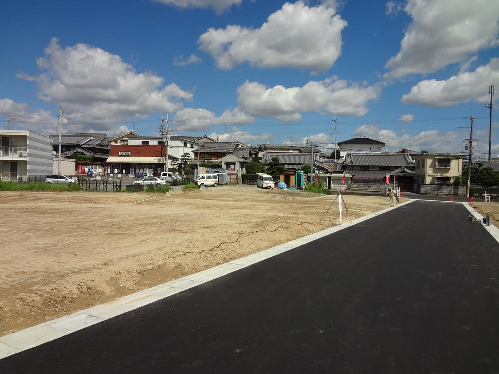 Local photos, including front road. It is a photograph at the time of construction completion of construction! It is now a residential area. 