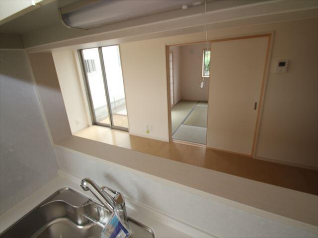 Kitchen. It is possible to watch the children while cooking, Also happy mom