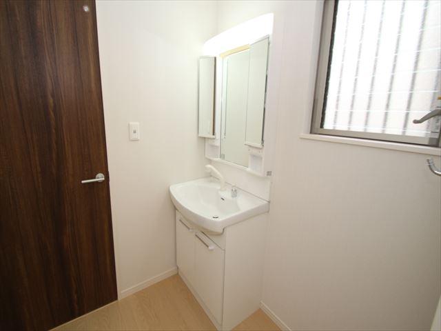 Wash basin, toilet. Fun to toothpaste! 