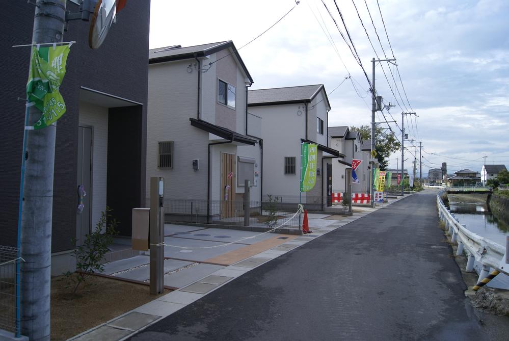 Local photos, including front road. With wide front road, Day is the best! 