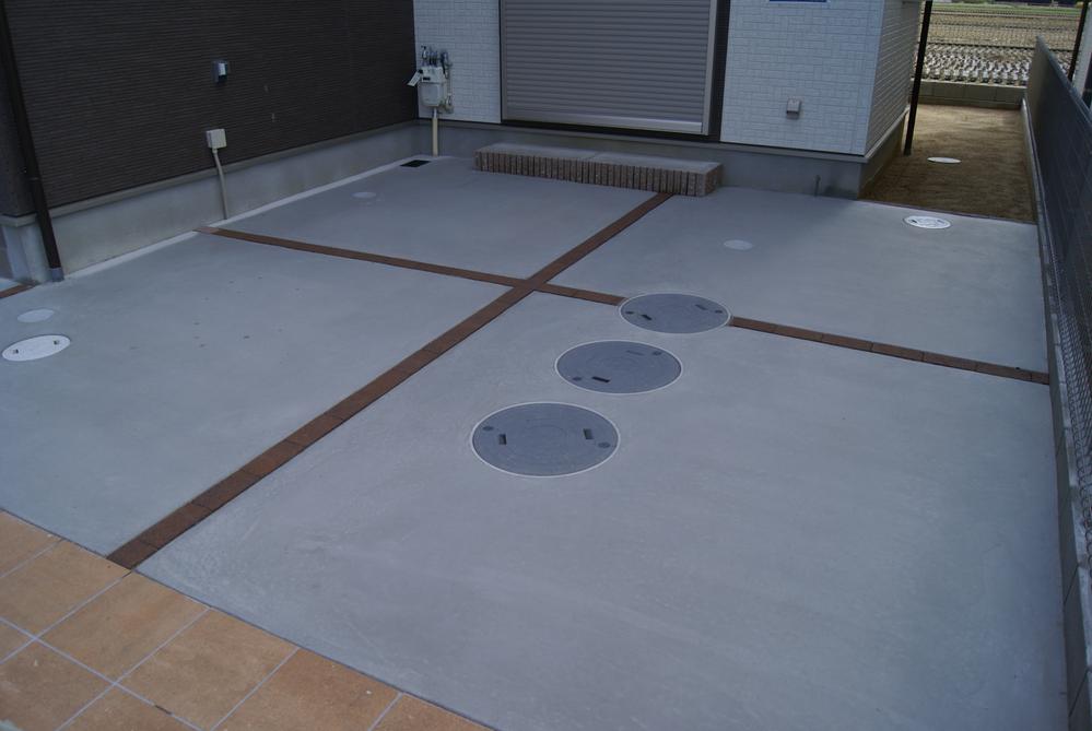 Parking lot. Parking space to a wide, rear, And out of those of the house and the car is also easy to! 