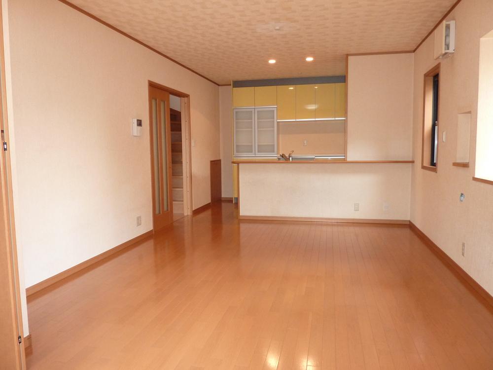 Living. Counter kitchen!