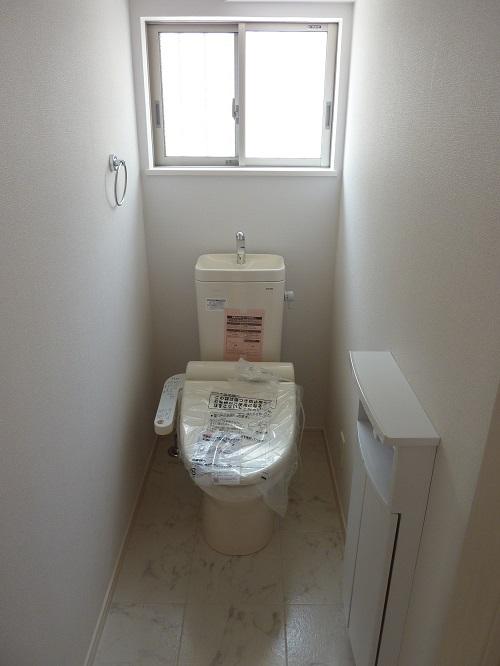 Toilet. It is with a bidet! 