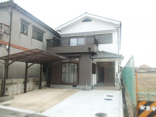 Local appearance photo. Outer wall paint, It has extended parking