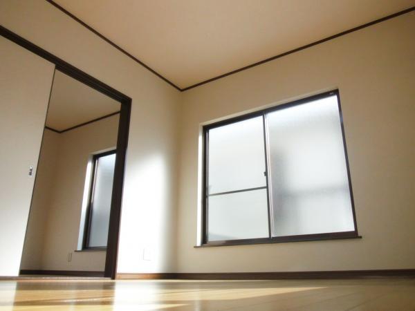 Non-living room. 2F Western-style was re-covered cross