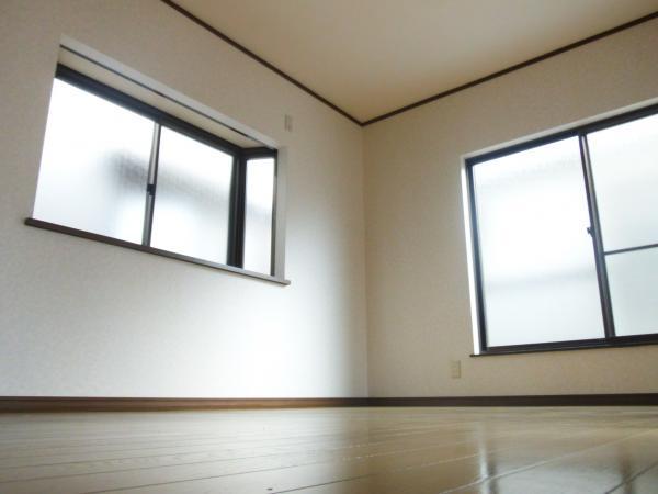 Non-living room. 2F Western-style was re-covered cross