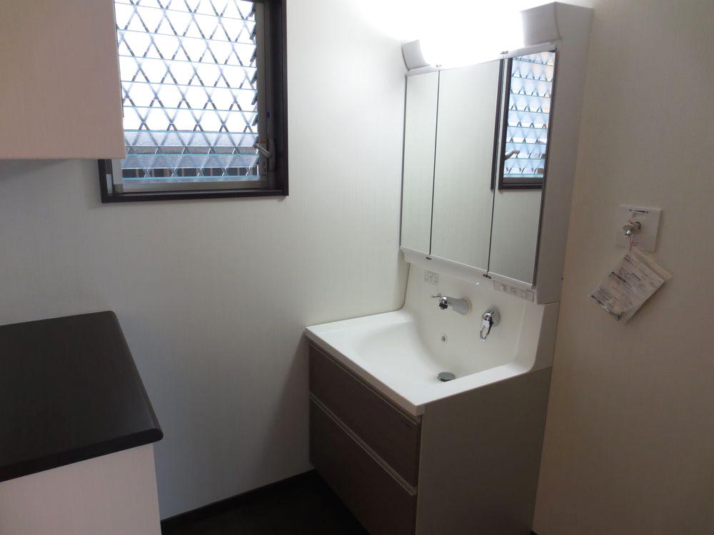 Model house photo.  ■ Wash basin is shampoo dresser (washroom) ■ 